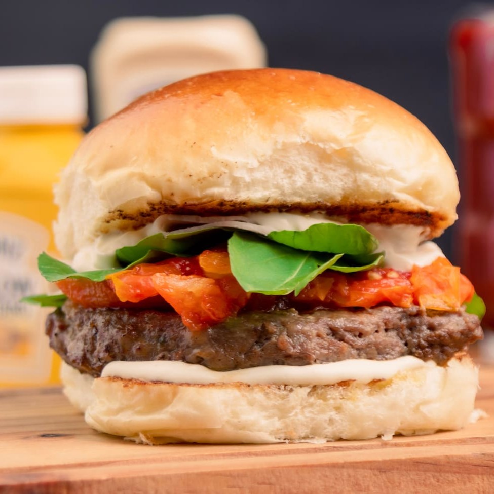 "• No pão brioche, 1 blend de 180g,  vem acompanhado de tomate seco, rúcula, fatias de blanquet, queijo mussarela e cream chesse, ponto da casa:""ao ponto p/mal"". Caso desejar sua carne em outro ponto, por favor especificar na observação.  Foto ilustrativa."