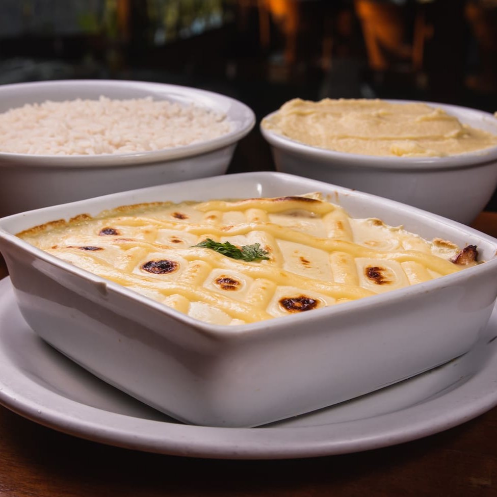 - filé de frango grelhado, envolvido ao molho branco e Catupiry, acompanha: arroz branco e purê.