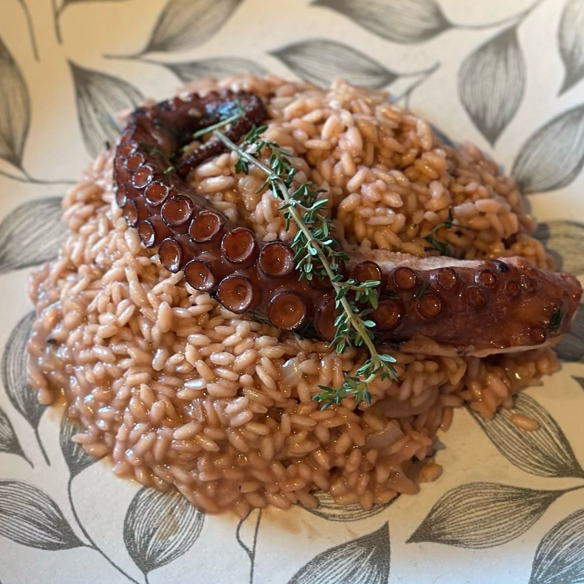 Um risoto cremoso e aromático, preparado com arroz arbóreo, caldo especial. Finalizado com um tentáculo inteiro de polvo, macio e suculento, garantindo sabor marcante e apresentação sofisticada. Uma experiência única para os amantes da boa gastronomia.