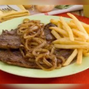 Delicie-se com o nosso prato 'Fígado com Fritas', uma oferta especial do nosso cardápio promocional. Esta refeição conta com um fígado cuidadosamente preparado para ter a textura e o sabor perfeitos. Mergulhado em um molho caseiro rico em sabor, é servido com fritas crocantes e douradas. Acompanha ainda um arroz soltinho e fresco, feijão temperado ao estilo caseiro e farofa crocante para adicionar uma explosão extra de sabor. Uma combinação que proporciona uma experiência gastronômica única e satisfatória.