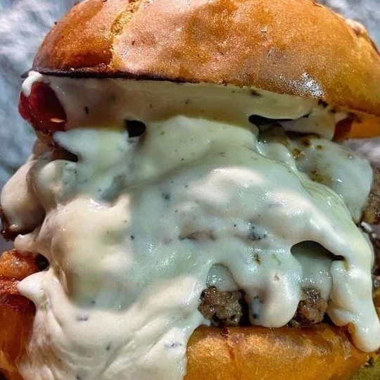 2 Blends Bovino de Alta Qualidade com 150g cada, Crispy de Bacon,Muito Queijo, Cebola Crispy, Creme de Gorgonzola e Maionese Temperada.