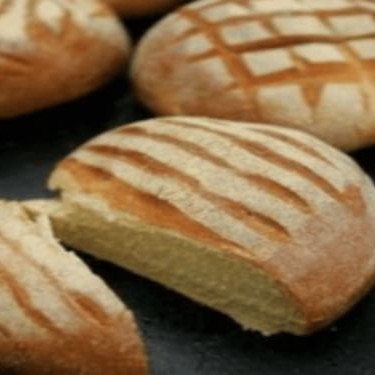 Feita com fubá de milho e um toque de erva-doce, nossa broa é macia por dentro e levemente crocante por fora. Um sabor nostálgico que remete às melhores lembranças da infância.