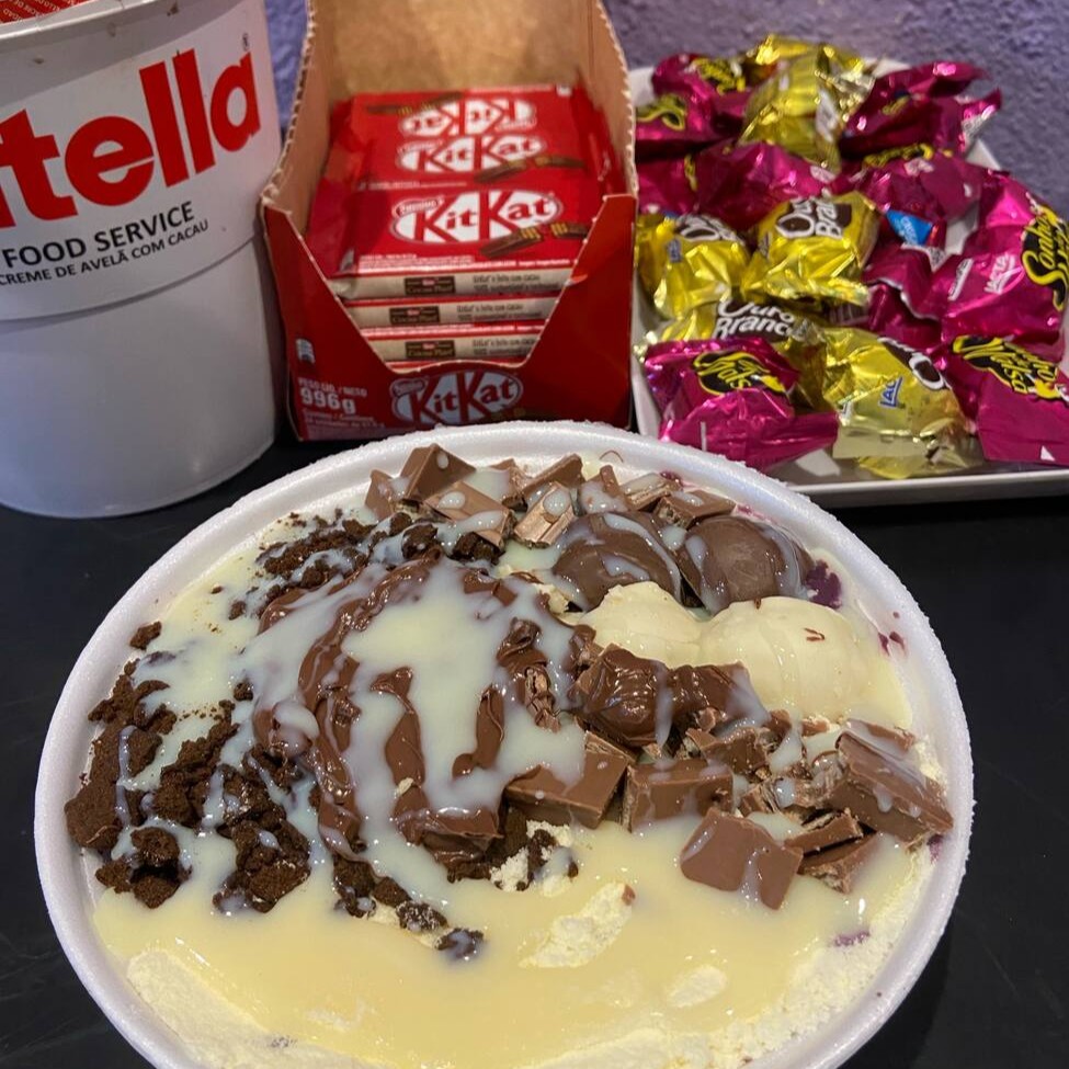 Deliciosamente servido em uma marmitex de 800ml, nosso açaí gourmet é uma indulgência irresistível. Combinando a riqueza do açaí autêntico com a suavidade do Leite Ninho, a cremosidade da Nutella e do Leite Moça, essa delícia é uma verdadeira explosão de sabores. Acompanha, ainda, cookies quebradinhos, cuidadosamente selecionados para adicionar uma textura crocante inigualável. E como se já não fosse suficiente, incluímos um Kitkat delicioso, um Sonho de Valsa e um Ouro Branco, transformando cada garfada em uma experiência única. Simplesmente sensacional!
