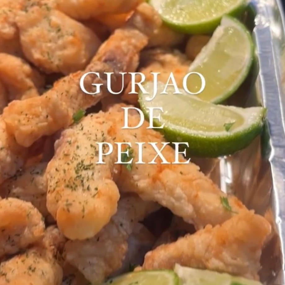 Generosa Porção de Gurjões de Frango acompanhada de nossa deliciosa batata frita. Disponíveis no tamanho médio e no tamanho grande.  Acompanhado de molhos barbecue, rosé, cheddar e Catupiry( todos separados em sachê).