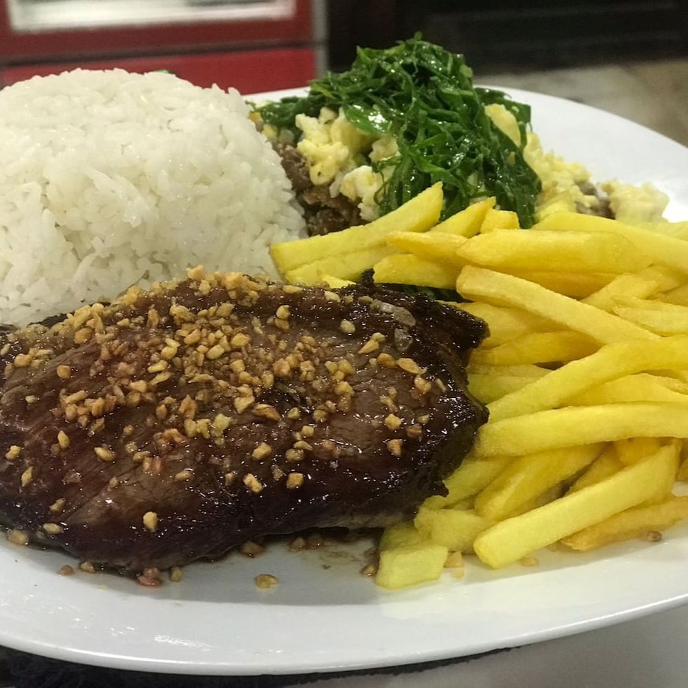 Picanha, arroz, feijão tropeiro e fritas.