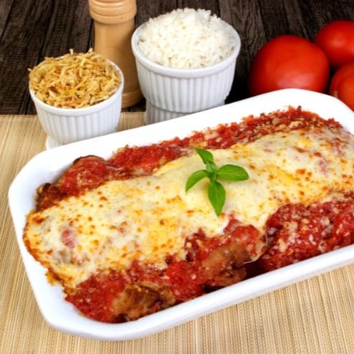 Saboreie nosso 'Bife de Carne à Parmegiana para Duas Pessoas', um prato divinamente saboroso e farto. A carne suculenta é generosamente banhada por um molho rico e intenso, realçado por uma camada luxuosa de queijo derretido, irresistível para compartilhar. O prato é harmoniosamente acompanhado por arroz soltinho, feijão temperado ao estilo caseiro, farofa irresistivelmente crocante, batatas fritas douradas e uma refrescante salada multicolorida. A apresentação é meticulosamente planejada, com cada item embalado separadamente para facilitar o compartilhamento, assegurando que você desfrute de uma experiência gastronômica inesquecível.