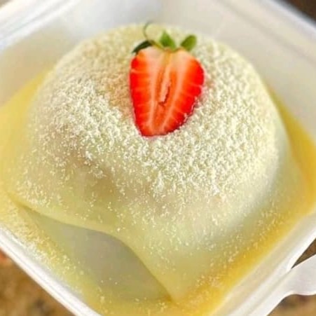 Bolo de massa fofinha e molhadinha de baunilha coberta com recheio bem cremoso de Ninho e pedaços de morango, finalizado com leite em pó Ninho polvilhado e morangos cortados.