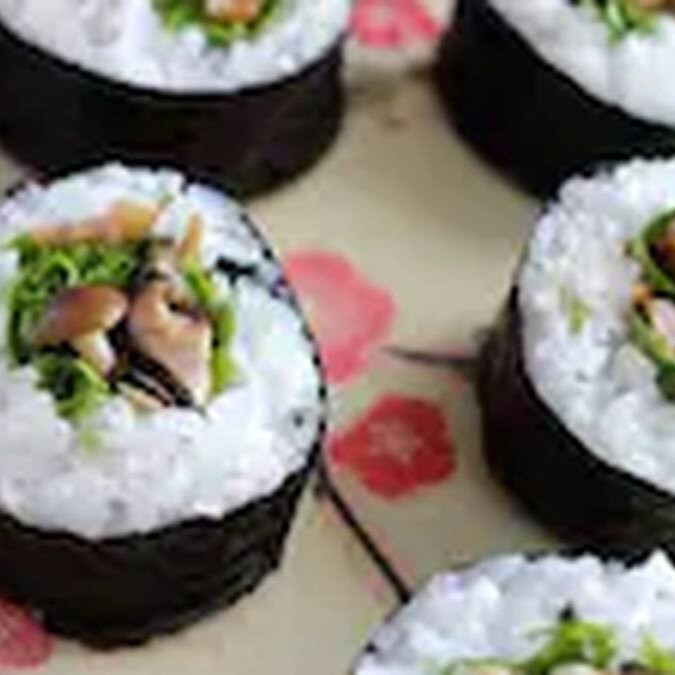 10 rolls veganos ou vegetarianos + 1/2 yakisoba legumes + 1 guarana pet

Uma explosão de sabor sem ingredientes de origem animal! São 10 rolls veganos ou vegetarianos, coloridos, frescos e cheios de textura, acompanhados de 1/2 porção de yakisoba de legumes com vegetais salteados no molho oriental. Para acompanhar, um Guaraná Pet geladinho. Ideal para quem busca leveza, sabor e consciência em uma refeição completa!