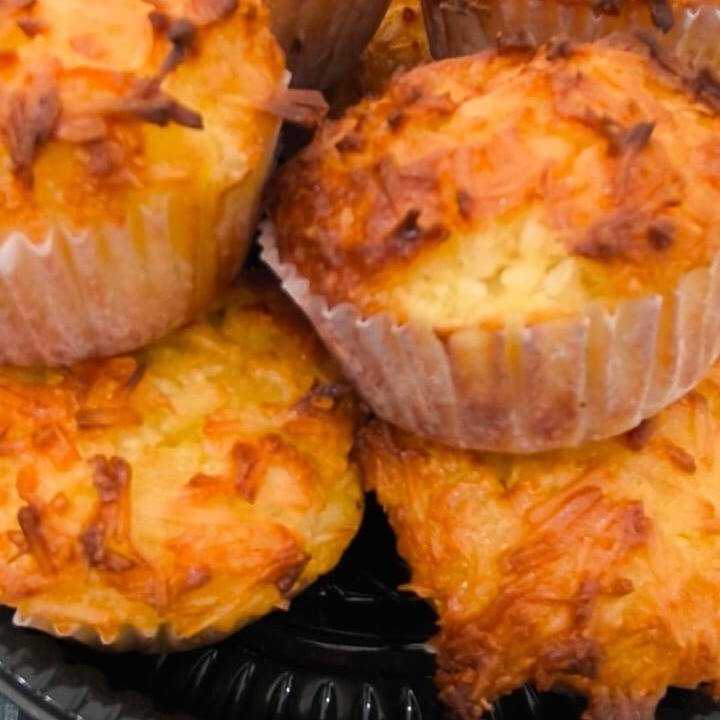 Feita com coco fresco e massa douradinha, tem sabor suave e textura macia que derrete na boca. Simplesmente irresistível!