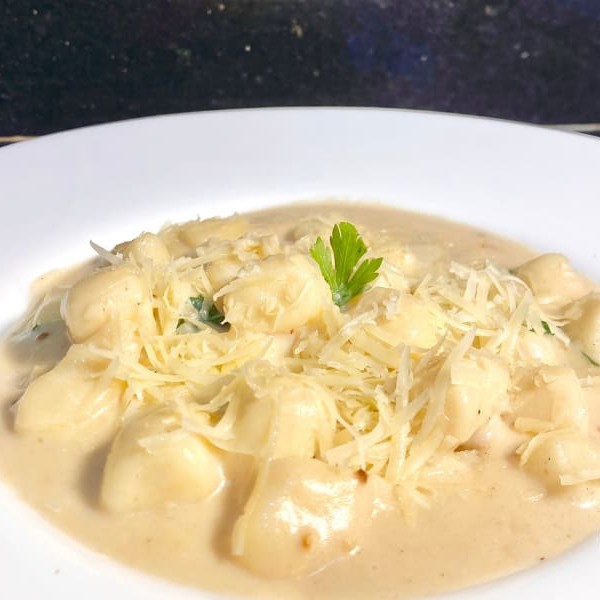 A verdadeira indulgência para os amantes de queijo! Uma explosão de sabores e cremosidade.  Nhoque artesanal de batata, envolto em um molho cremoso e irresistível feito com uma mistura luxuosa de queijos parmesão, gorgonzola, mussarela e provolone. Uma combinação que derrete na boca e conquista a cada garfada. Embalagem especial e bem lacrada. Serve até 1 pessoa.