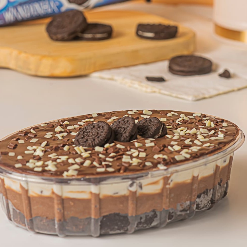 Deliciosa sobremesa de Oreo composta por  Brownie, mousse ao leite, biscoito Oreo, mousse cookies and cream e uma cobertuda deliciosa de Ganache blend  - Serve de 5/8 pessoas.