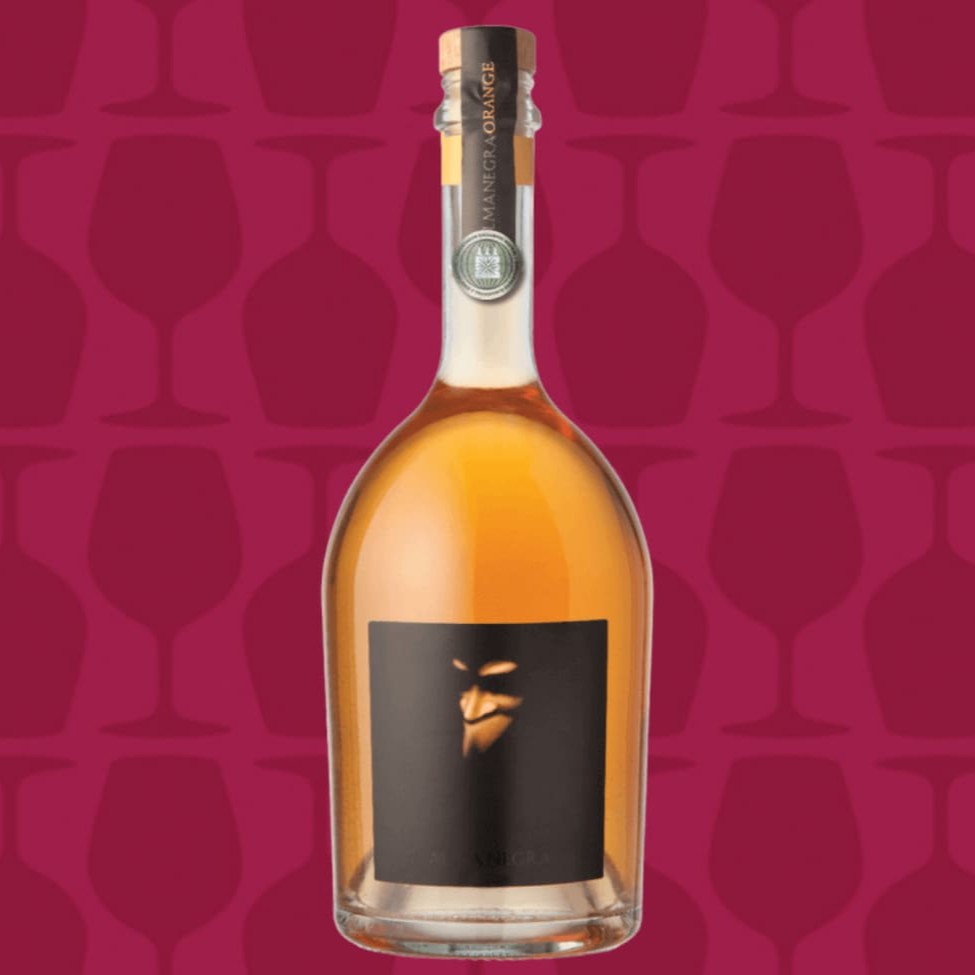 Com inspiração em técnicas ancestrais de vinificação, o Alma Negra Orange é um branco com alma de tinto. Essa peculiaridade o torna um curinga nas harmonizações. Seu estágio em barrica por 9 meses em contato com as cascas, lhe confere características únicas como sua coloração laranja que lembra os brancos evoluídos. Seus aromas recordam damasco, castanha de caju e flores secas. Na boca é seco e fresco, com final longo.