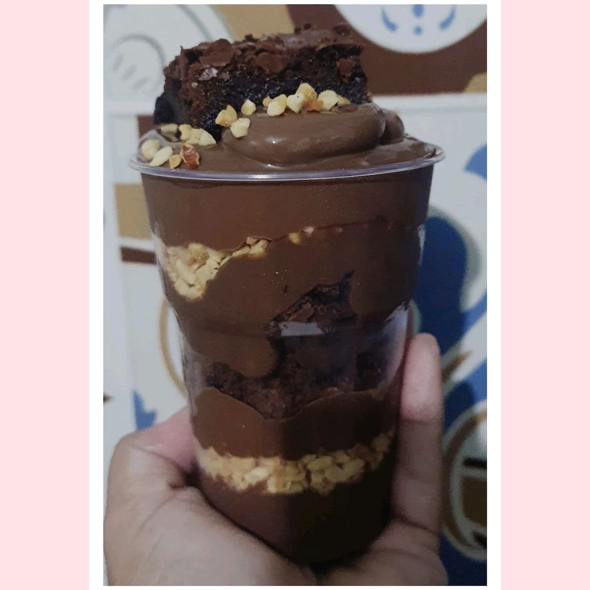 Copo da Felicidade Amendotella uma combinação dos sonhos! Prepare-se para se apaixonar por camadas de puro prazer! Creme de chocolate, amendoim crocante, a cremosidade inconfundível da Nutella e pedaços irresistíveis de brownie. A sobremesa perfeita para os amantes de chocolate e momentos inesquecíveis! Copo ref a 200ml