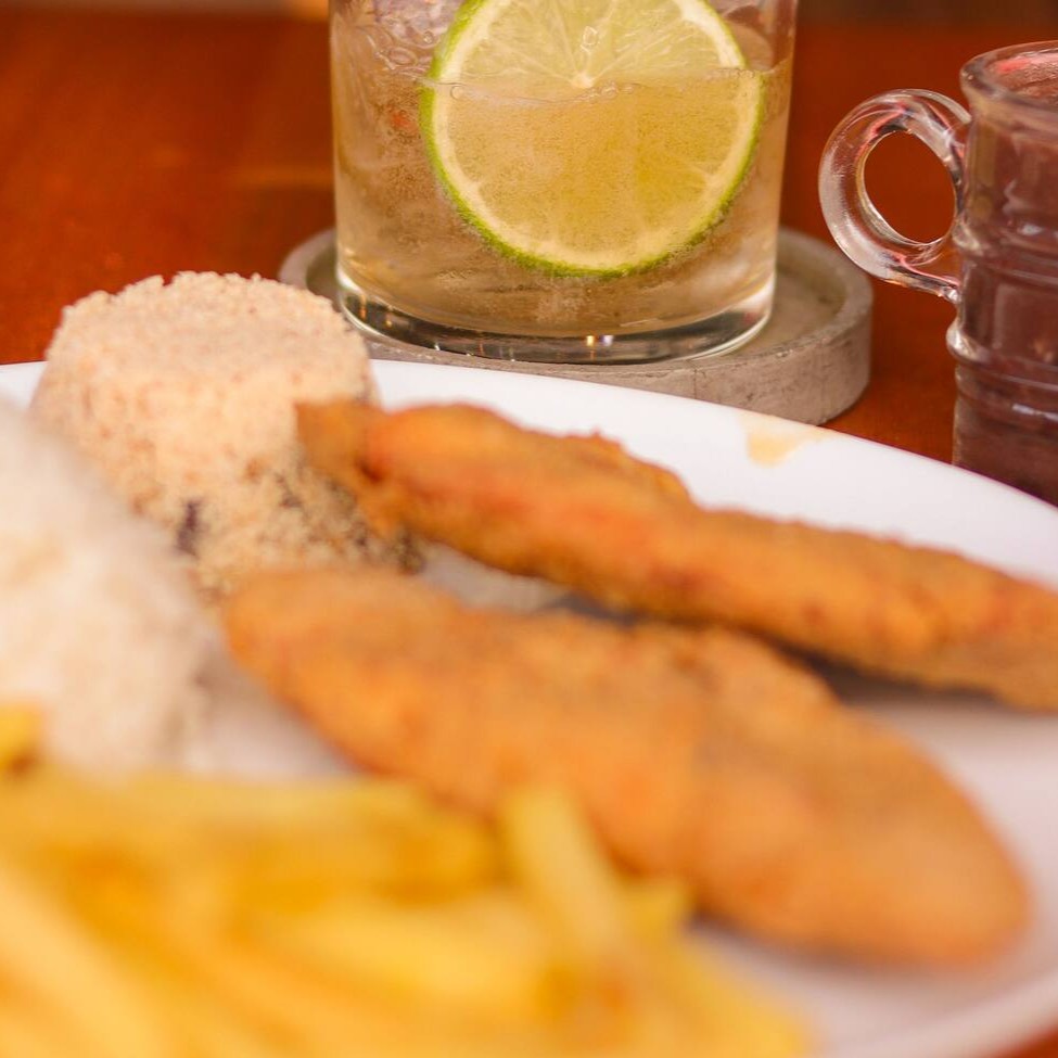Marmita executiva acompanha: arroz branco, feijão preto, farofa, batata frita e salada de alface com tomate e cebola.