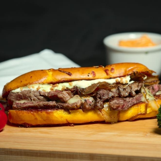 ( Pão Baguete de Parmesão,Cotra filé Maturatta, Muito queijo derretido, Cebola Caramelizada , Cream Chese e Maionese Caseira)