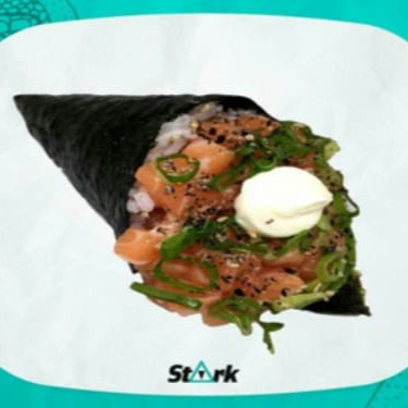 Alga, arroz, salmão, cream cheese, cebolinha e gergelim.