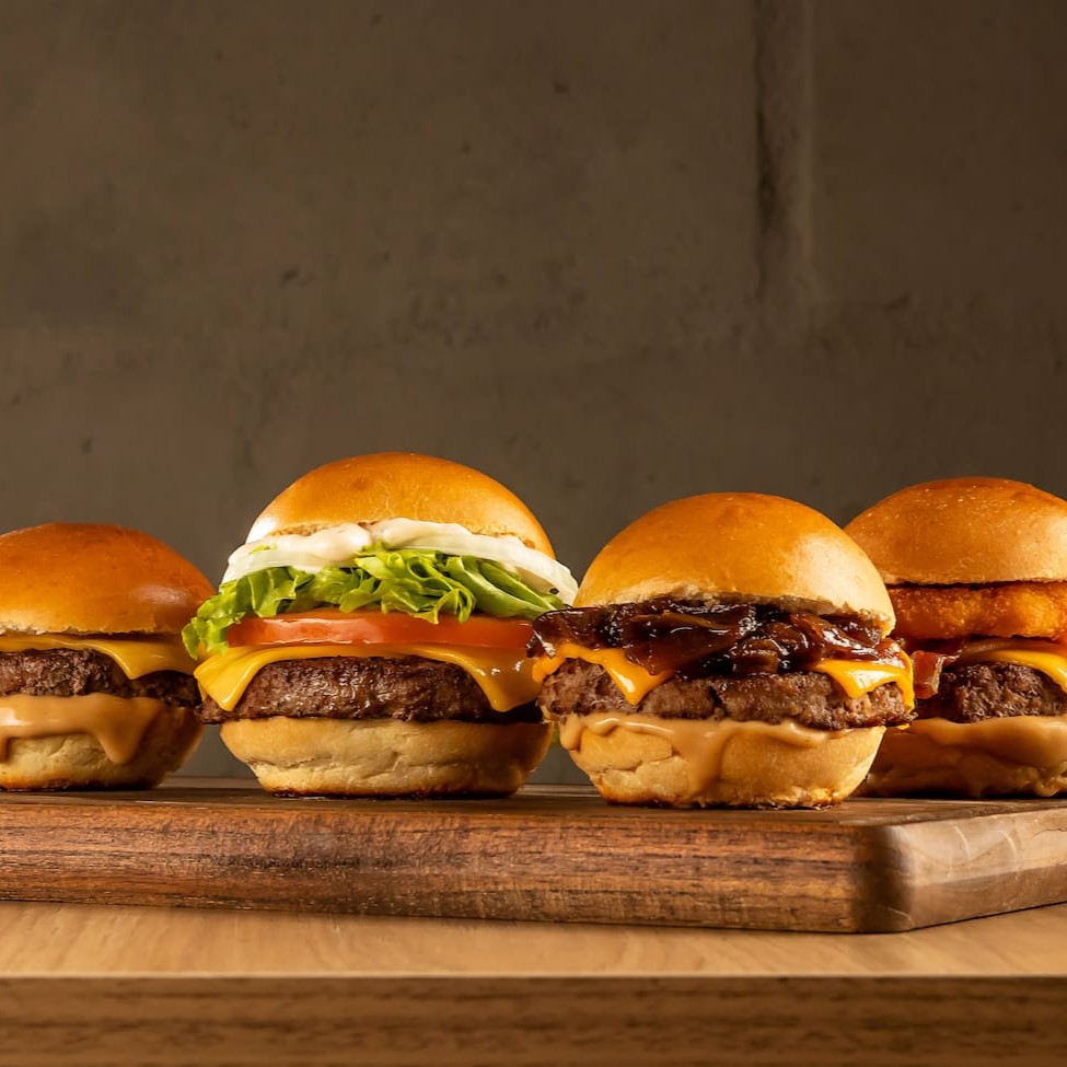 4 dos nossos deliciosos burgers em tamanho mini, para você aproveitar uma explosão de sabores! São eles: mini raze, mini the best, mini house e mini jr.