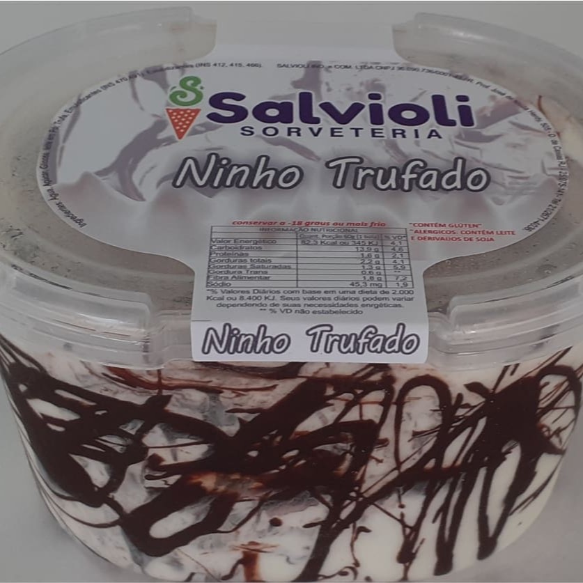 Sorvete de leite em pó mesclado com chocolate trufado