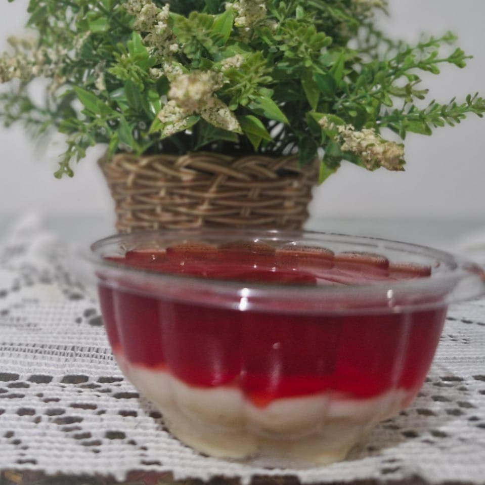 Creme de Ninho com um morango e gelatina de morango