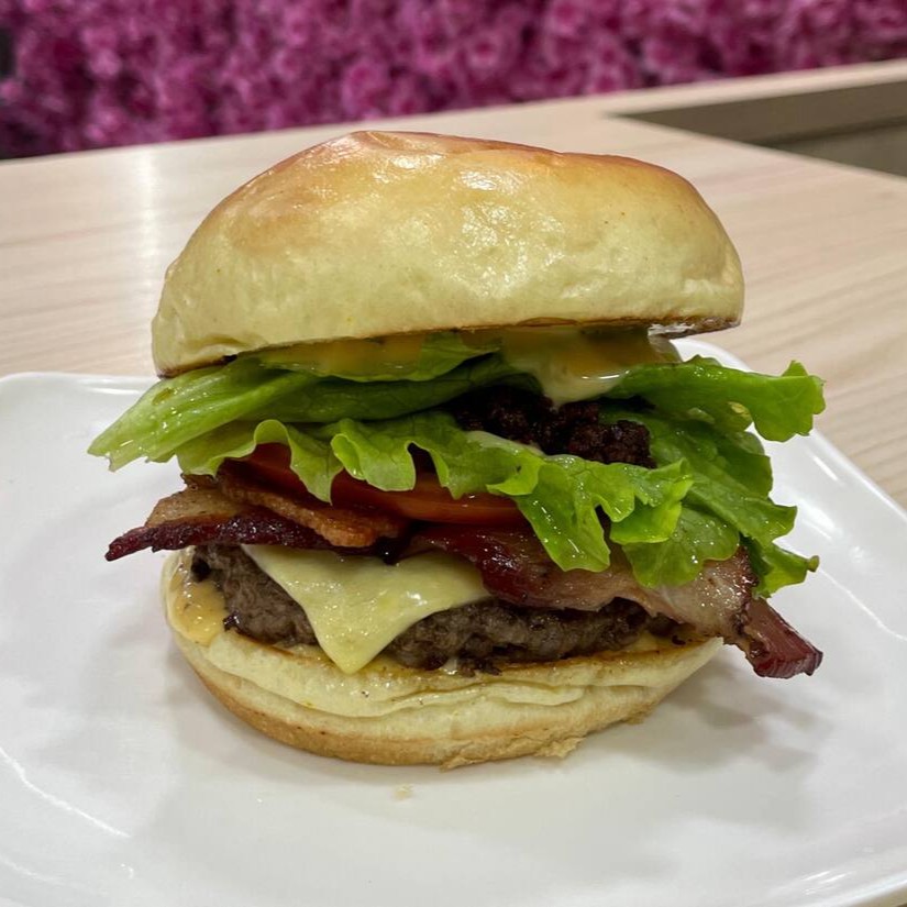 Pão de brioche , blend 140g, bacon, queijo, farofa de bacon, e molho especial.