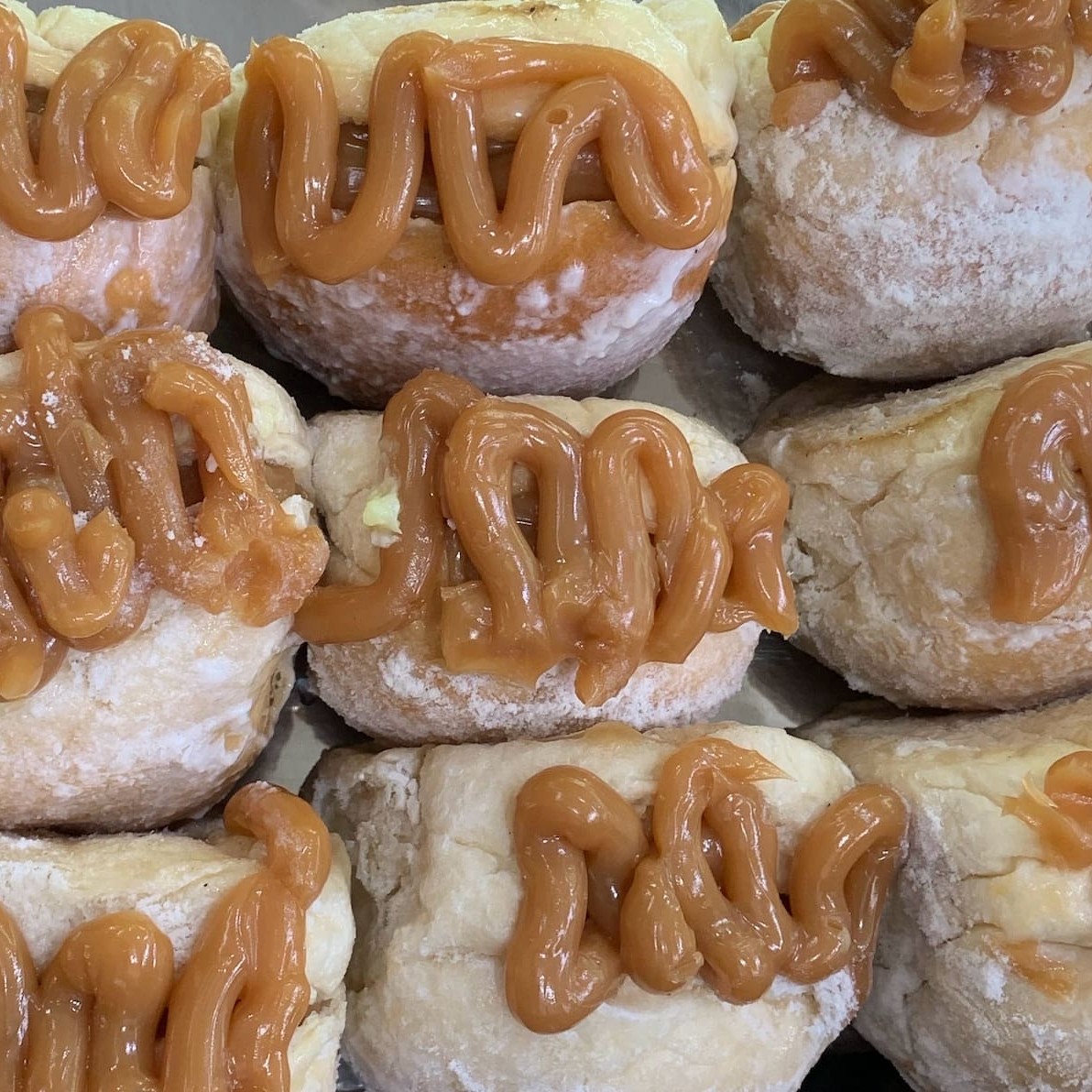 Saboroso sonho de massa fresquinha e recheado com doce de leite. Aproveite antes que acabe. Tamanho G