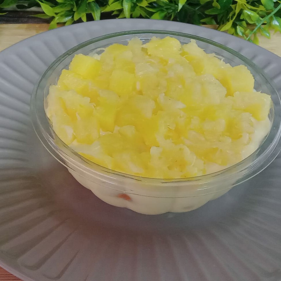 Creme branco cremoso, biscoito champanhe e coberto com abacaxi natural em calda.