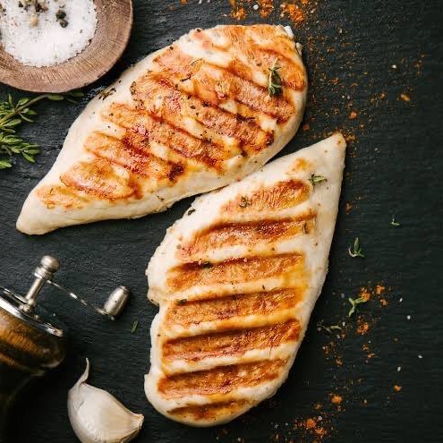 Delicie-se com nosso popular 'Frango Grelhado + 2 Acompanhamentos', um dos mais pedidos de nosso cardápio. Este prato é primorosamente composto por um suculento peito de frango, grelhado à perfeição para realçar seu sabor autêntico. Adicionalmente, é servido com arroz fresco e feijão, preparados com carinho e temperos caseiros. O diferencial fica por conta dos dois acompanhamentos extras que você pode escolher, personalizando sua refeição ao seu gosto. Uma combinação perfeita para uma refeição completa e satisfatória!