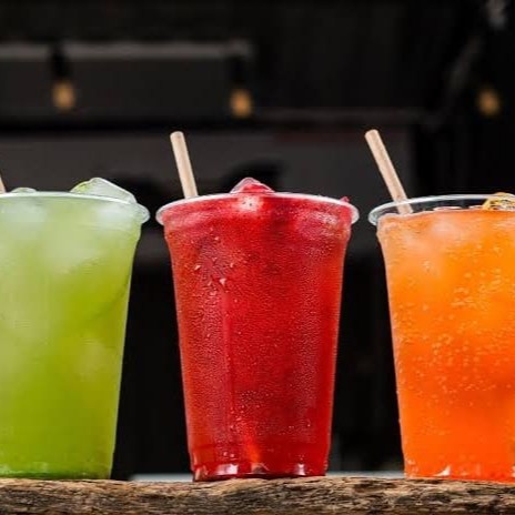 Delicie-se com o nosso generoso Copão de Vodka Leonoff, com incríveis 700ml de pura satisfação. Este coquetel é meticulosamente preparado com gelo infundido de sabores exóticos, proporcionando um twist refrescante e único a cada gole. Para completar, adicionamos um toque vigoroso de energético premium, que equilibra perfeitamente o sabor e acrescenta aquela faísca de energia que você precisa. Uma mistura audaz e vibrante que irá elevar a sua experiência de bebida a um novo nível.