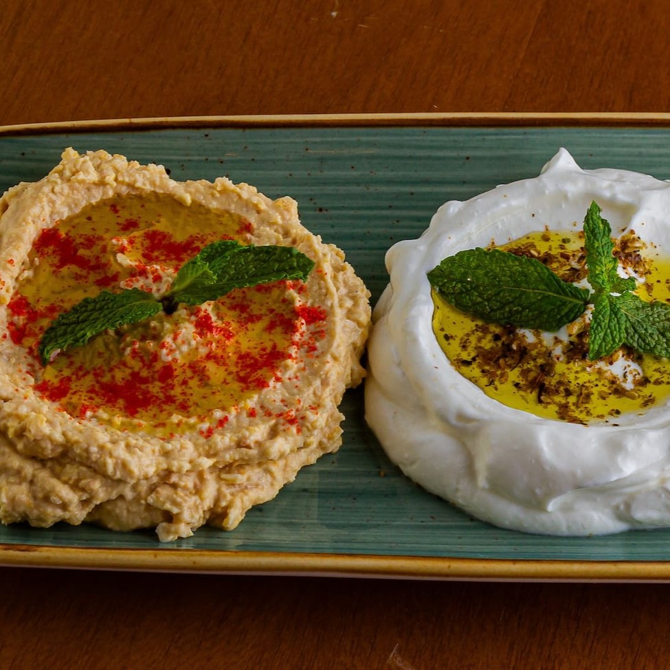 Escolha 2 pastas entre Hommus Tahine, Babaganuj, Coalhada Seca e Pasta de alho(escolha da forma que quiser).