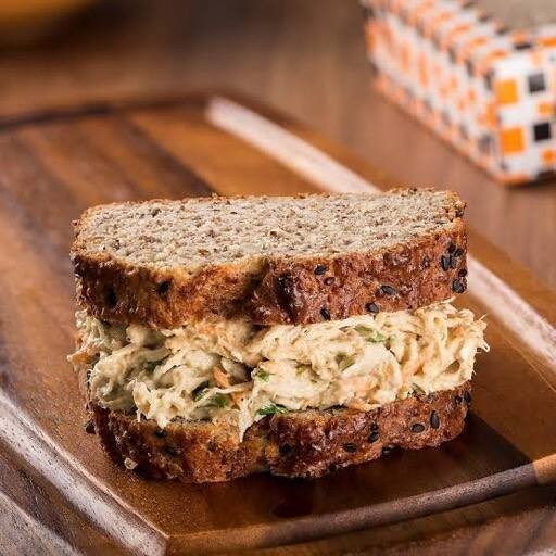 Combo pra matar sua fome: Açaí de 500ml + Sanduba de Pasta de Galinha.