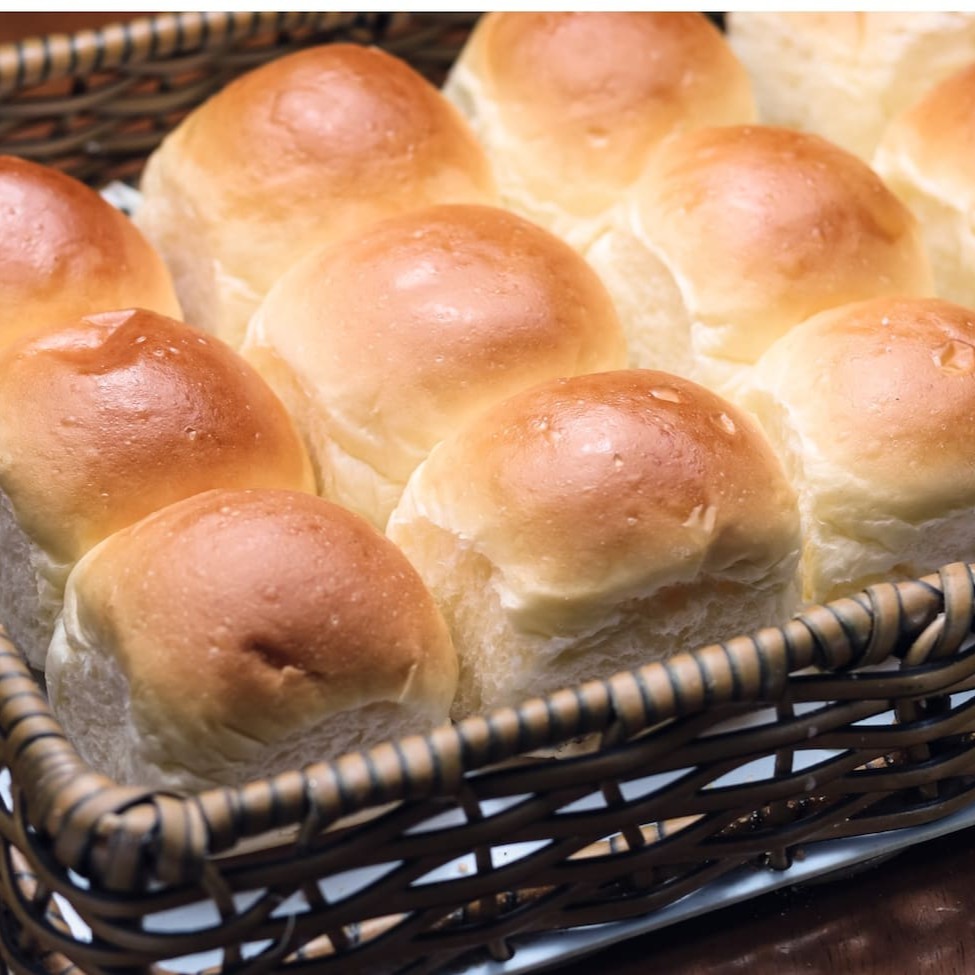 É um delicioso pão de massa doce bem leve e macio. Embalagem com 12 unidades.