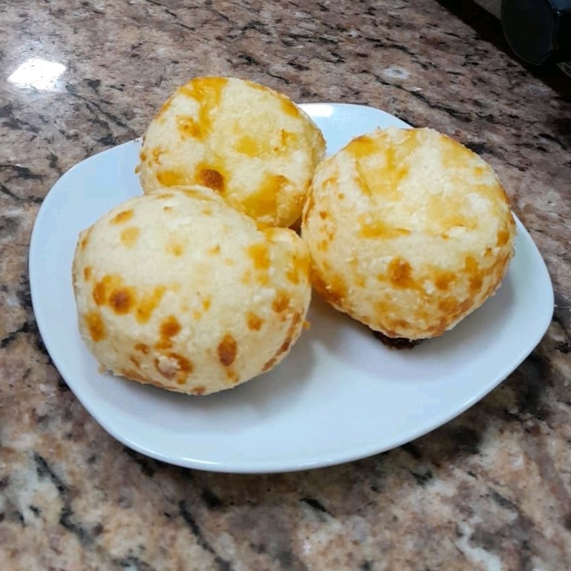 Pão de Queijo Tradicional 30g.Feito com queijo, crocante por fora e macio por dentro. Ideal para festas e lanches!