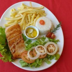 O '307 Mine Salmão Grelhado para 1 pessoa' é uma requintada mini refeição que irá satisfazer seus desejos culinários. Este prato consiste em suculento salmão meticulosamente grelhado, servido ao lado de um arroz branco fofinho e macio. Acompanha ainda deliciosas batatas fritas, crocantes por fora e macias por dentro, juntamente com uma salada especial, fresca e colorida, para equilibrar perfeitamente a refeição. Finaliza com um sofisticado molho de alcaparras, que traz uma explosão de sabor, e champignons, trazendo um toque de requinte. É uma refeição completa para uma pessoa que aprecia a boa mesa.