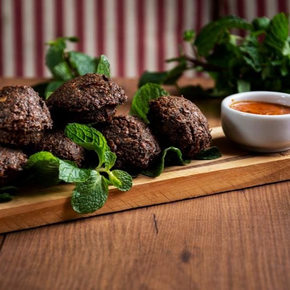 Acompanha molho da casa - 4 unidades de bolinhos fritos de falafel.