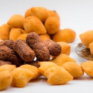 Salgadinhos fresquinhos, crocantes por fora e recheados com muito sabor! Perfeitos para qualquer hora — seja um lanche rápido, festinha ou acompanhamento. Produzidos com ingredientes selecionados e muito capricho. 😋