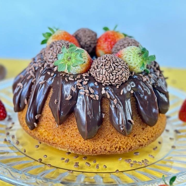 Massa fofinha de Cenoura com brigadeiro gourmet e decorada com brigadeiros, com morangos (6 fatias aprox.)
