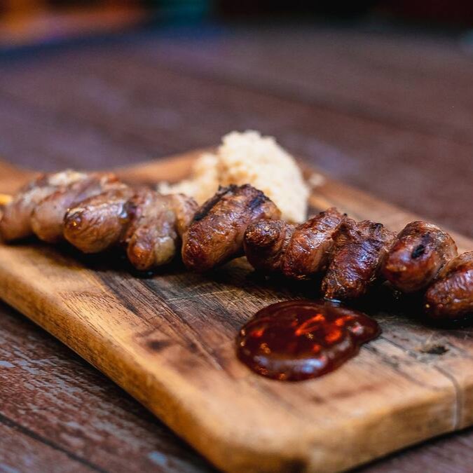 Espeto de coração de frango
acompanha farofa de bacon e molho barbecue

foto ilustrativa.