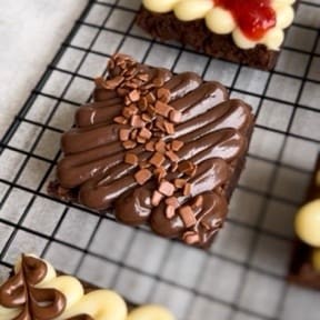 Brownie fudge bem chocolatudo com cobertura de brigadeiro de chocolate e granulados de chocolate belga :) A Cake Shot não altera e/ou adiciona ingredientes aos produtos já formulados. Escrevemos bilhetes Apenas na compra do mesmo que está disponível no começo do cardápio. - 160g Brownie de chocolate - Brigadeiro de chocolate - Chocolate - Brownie - Frete grátis