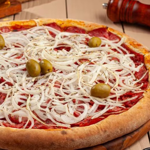 Pizza em Dobro: Pague 01 e Leve 2 Pizzas Paulista, feita com massa super leve, Calabresa Seara fatiada e crocante, combinada com a suculência da cebola em fatias.