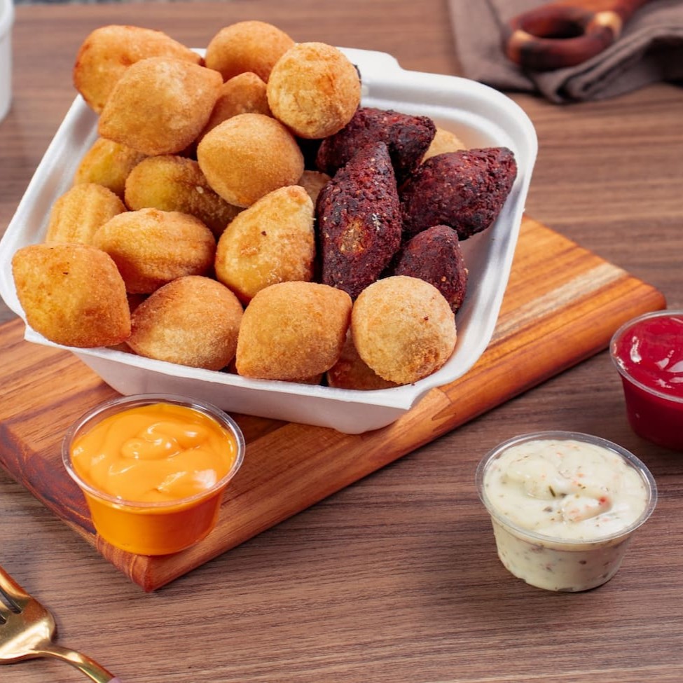 Olha Que delicia. Você Receberá 10 unidades de Salgados. Coxinhas, Bolinhas de Queijo, Risoles de Presunto e Queijo, Bolinho de Calabresa e Kibe. Salgados de 20g cada.