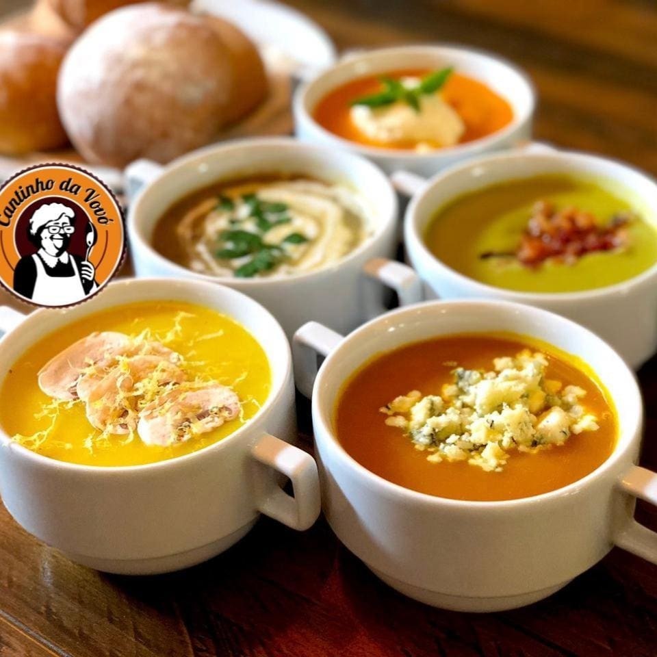 “Aqui no Cantinho da Vovó, toda sopa vem com torradas quentinhas feitas na hora, de presente pra você Sem custo. Só carinho mesmo.”