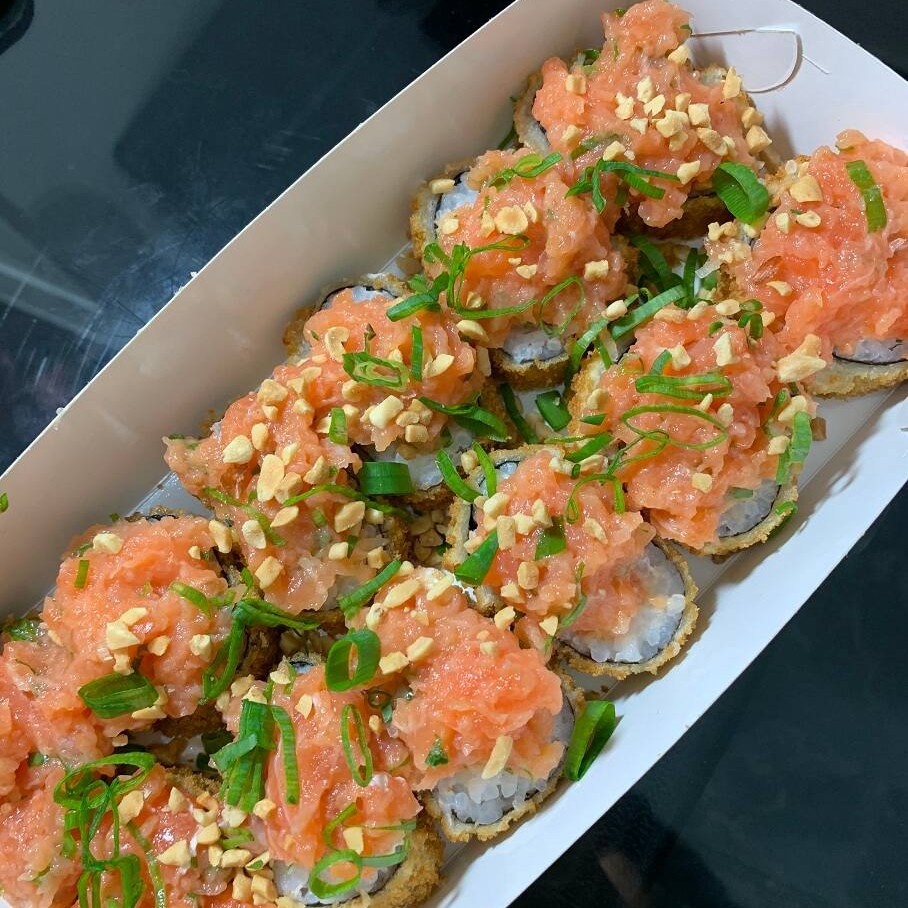 Salmão cream cheese e cebolinha empanado e frito, com tartar de salmão e castanha por cima