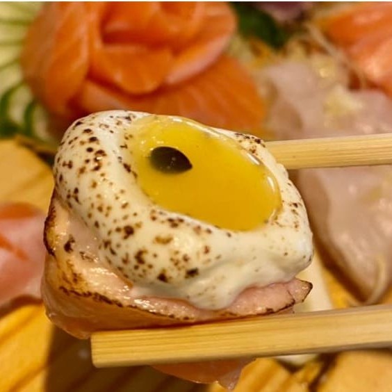 Enrolados de salmão por fora , cream cheese, base de arroz e molho de maracujá    ----------tags------------- Sushi/japa/culinária japonesa/sushi em casa / promoções/makimonos/Philadelphia/filadélfia/hot filadélfia/ hot Philadelphia/sunomono/entre grátis/combinados/Carpaccio/cevite/sashimi de salmão/sushi por 1 real / promoção de hot/temaki/yakissoba