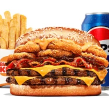 O delicioso Mega Stacker 2.0 na versão rodeio. Pão fofinho com gergelim, onion rings crocantes, 3 fatias de bacon, molho barbecue, 2 hambúrgueres suculentos 100% bovinos grelhados no fogo como churrasco, fatias de queijo cheddar e nosso exclusivo molho Stacker.