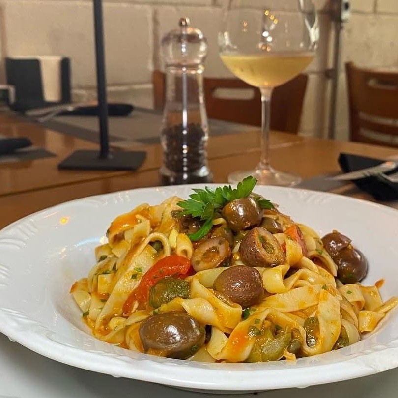 Tradicional Putanesca feito com tomates, cebola, alho, salsa, azeitonas, alcaparras e aliche