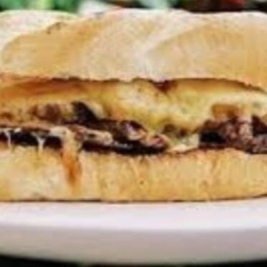 Sanduíche de Filé Mignon com Abacaxi no pão ciabatta com queijo mussarela.