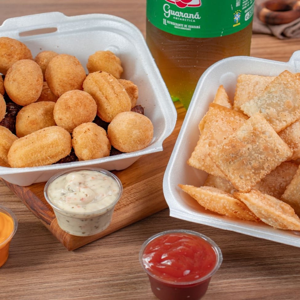 20 Pasteizinhos Sabores Carne e Queijo 20 Mini Salgados Sortidos. Sendo Coxinhas Bolinhas de Queijo entre outros. Salgados de 10gramas Sequinhos Muito Bem Reccheados e Fritos na Hora. Opção perfeita para Esse Momento do seu Dia, né? combo hamburguer max.