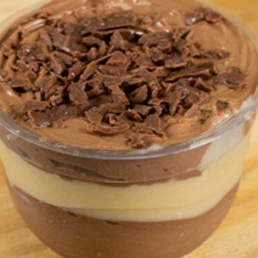 Mousse de chocolate meio amargo perfeitamente combinado com uma cocada cremosa.