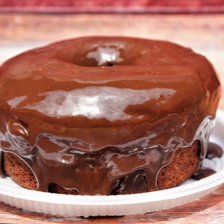 Apresentamos o nosso irresistível Bolo de Cenoura, um clássico da confeitaria caseira, com 20 cm de diâmetro e preparado com 1 kg de massa levemente fofa, feita de cenoura fresca e suavemente adocicada. Cada bolo é habilmente cortado em 16 generosas fatias, perfeitas para servir até 8 pessoas. O bolo é cuidadosamente coberto com uma generosa camada de chocolate e finalizado com granulado de chocol