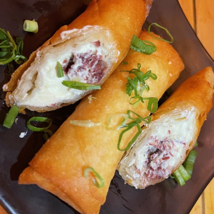 Carne seca desfiada, cream cheese e alho poró.